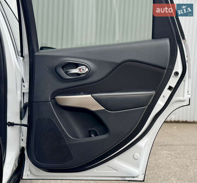 Внедорожник / Кроссовер Jeep Cherokee 2017 в Киеве