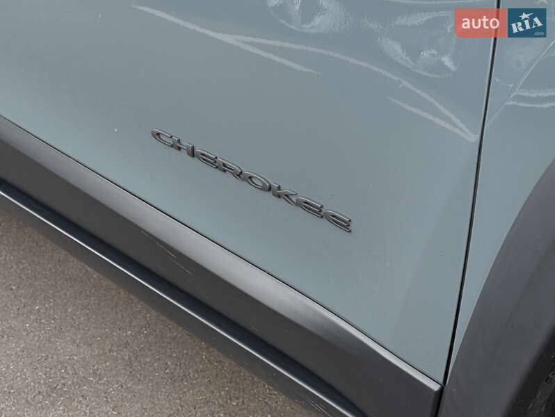 Внедорожник / Кроссовер Jeep Cherokee 2014 в Киеве