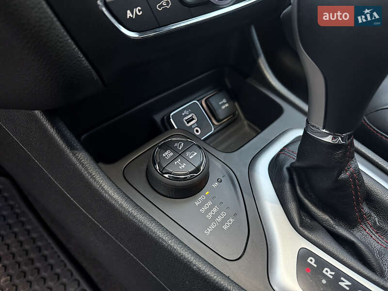 Внедорожник / Кроссовер Jeep Cherokee 2014 в Киеве