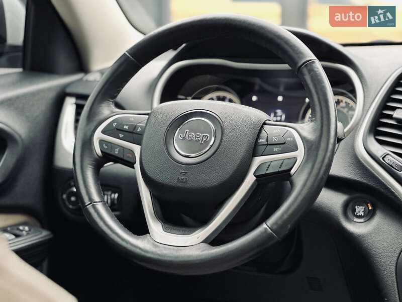 Внедорожник / Кроссовер Jeep Cherokee 2015 в Кременчуге