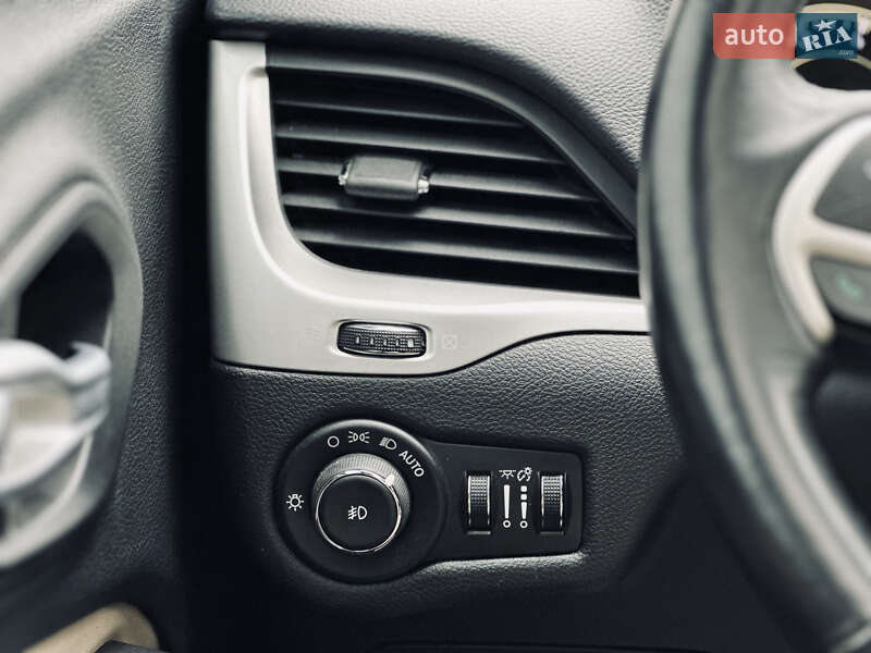 Внедорожник / Кроссовер Jeep Cherokee 2015 в Кременчуге