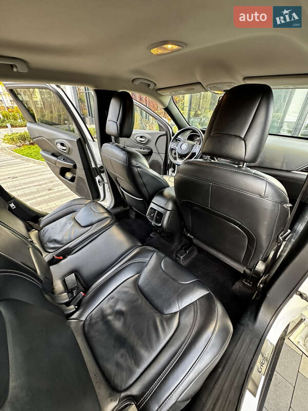 Внедорожник / Кроссовер Jeep Cherokee 2016 в Киеве