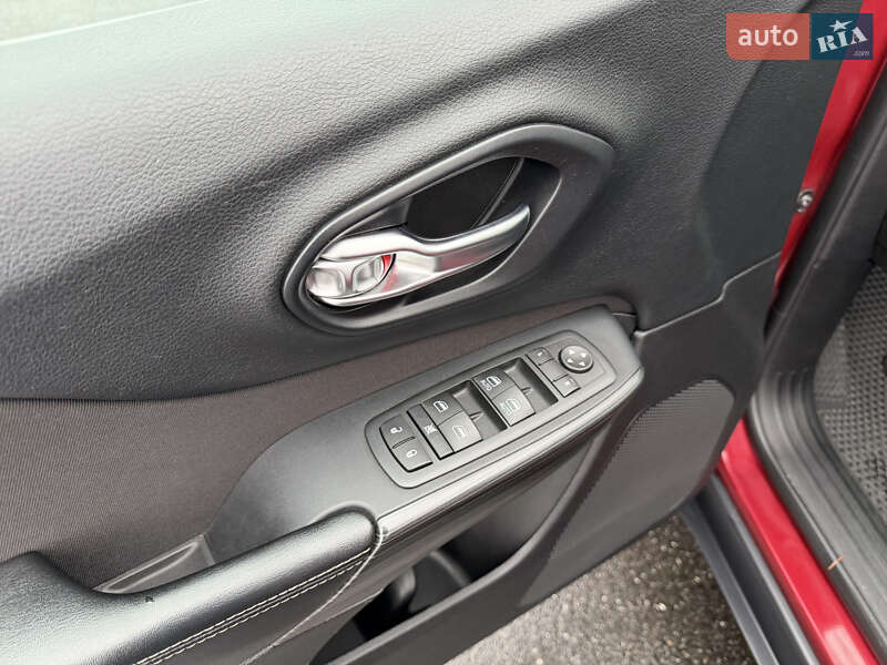 Внедорожник / Кроссовер Jeep Cherokee 2015 в Виннице