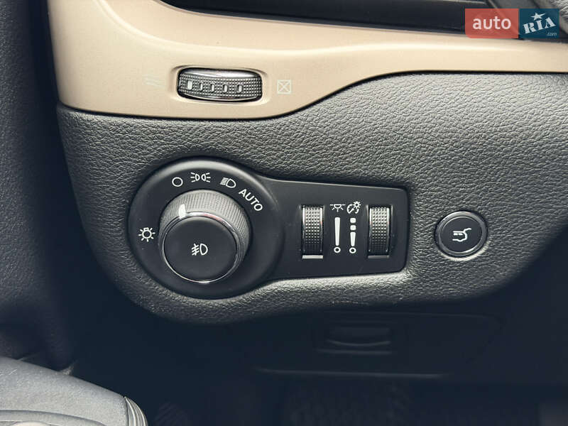 Внедорожник / Кроссовер Jeep Cherokee 2015 в Виннице