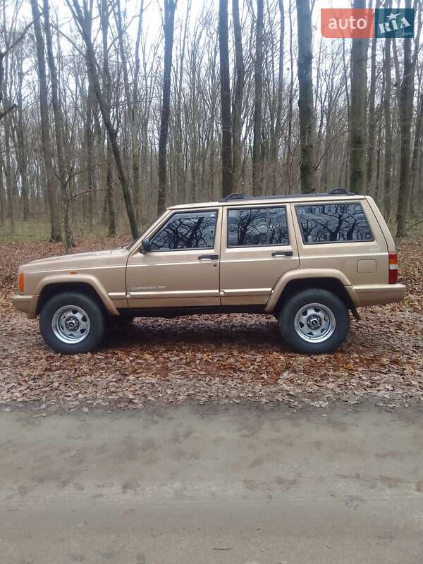 Внедорожник / Кроссовер Jeep Cherokee 1998 в Гайсине
