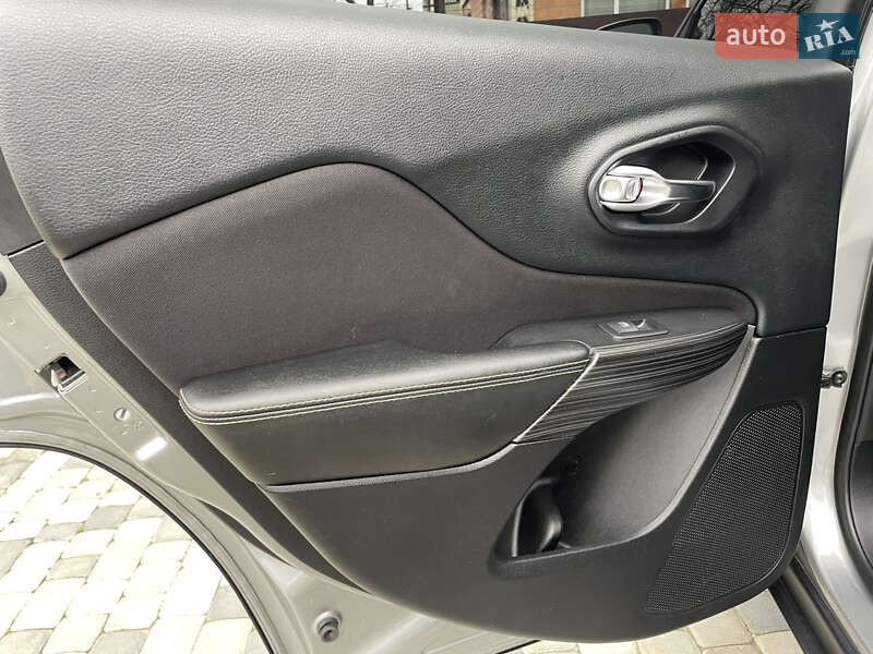 Внедорожник / Кроссовер Jeep Cherokee 2014 в Лубнах