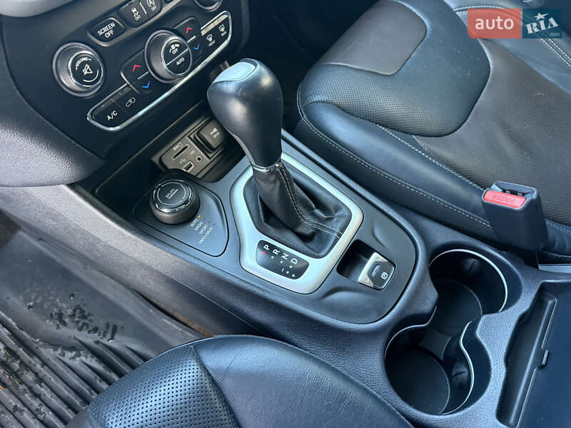 Позашляховик / Кросовер Jeep Cherokee 2015 в Стрию