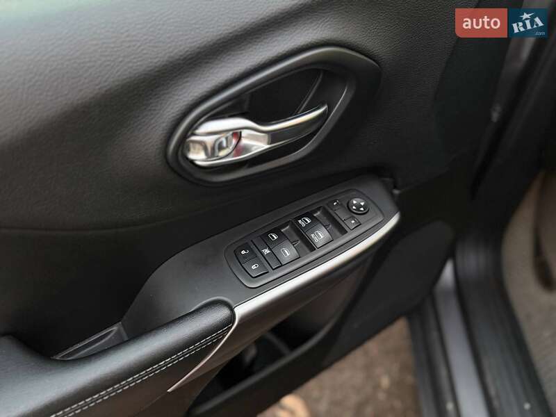 Позашляховик / Кросовер Jeep Cherokee 2018 в Львові