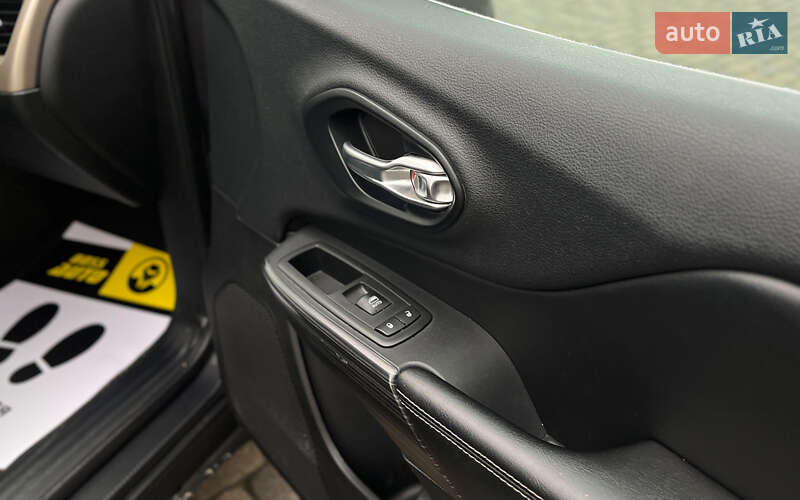 Внедорожник / Кроссовер Jeep Cherokee 2015 в Мукачево