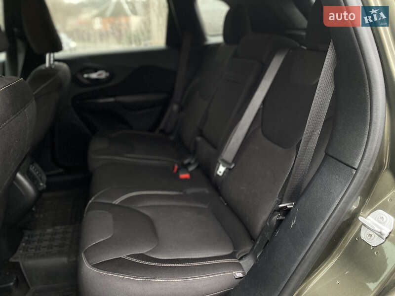 Позашляховик / Кросовер Jeep Cherokee 2015 в Полтаві фото 17 Позашляховик / Кросовер Jeep Cherokee 2015 в Полтаві