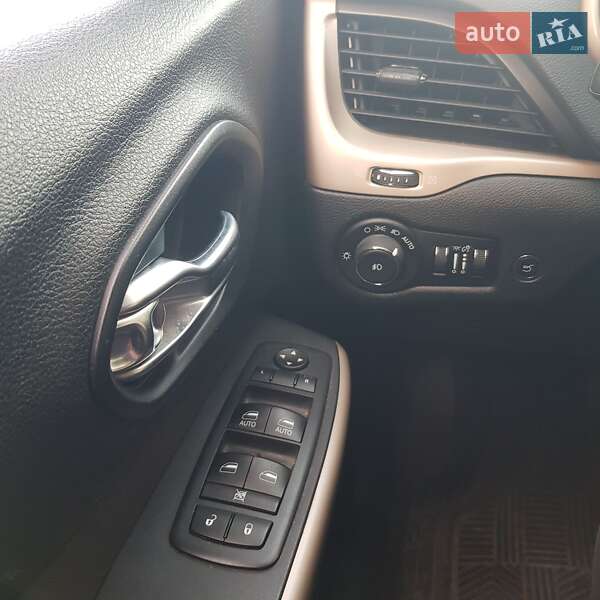 Внедорожник / Кроссовер Jeep Cherokee 2016 в Ровно