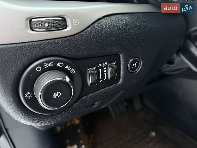 Внедорожник / Кроссовер Jeep Cherokee 2015 в Стрые