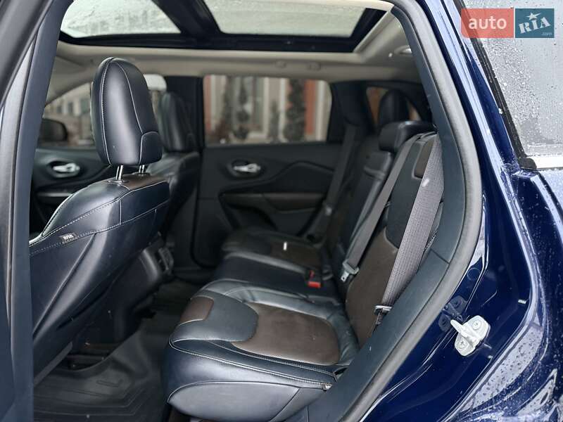 Внедорожник / Кроссовер Jeep Cherokee 2015 в Стрые