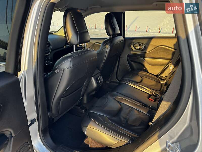 Внедорожник / Кроссовер Jeep Cherokee 2016 в Киеве