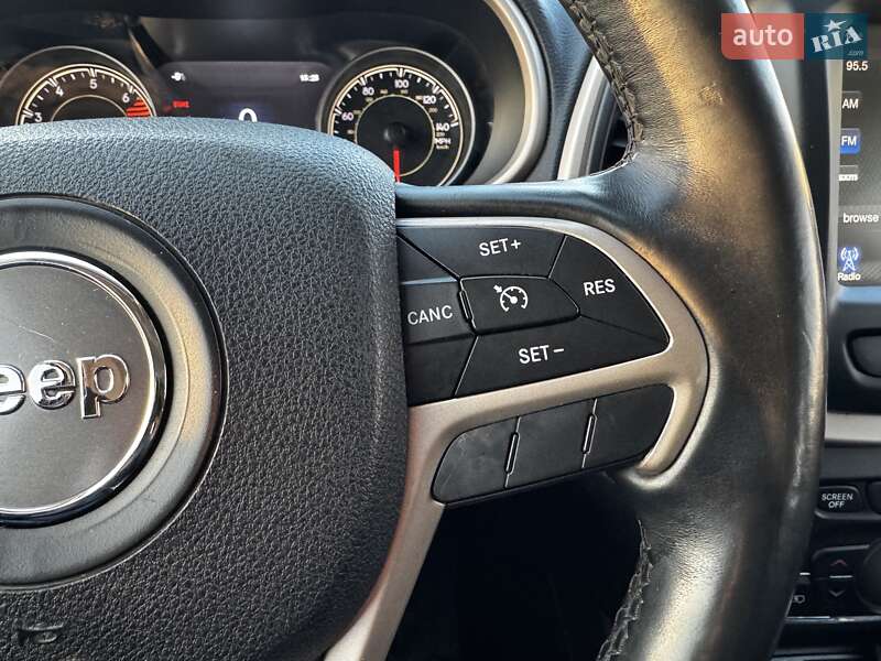 Внедорожник / Кроссовер Jeep Cherokee 2016 в Киеве