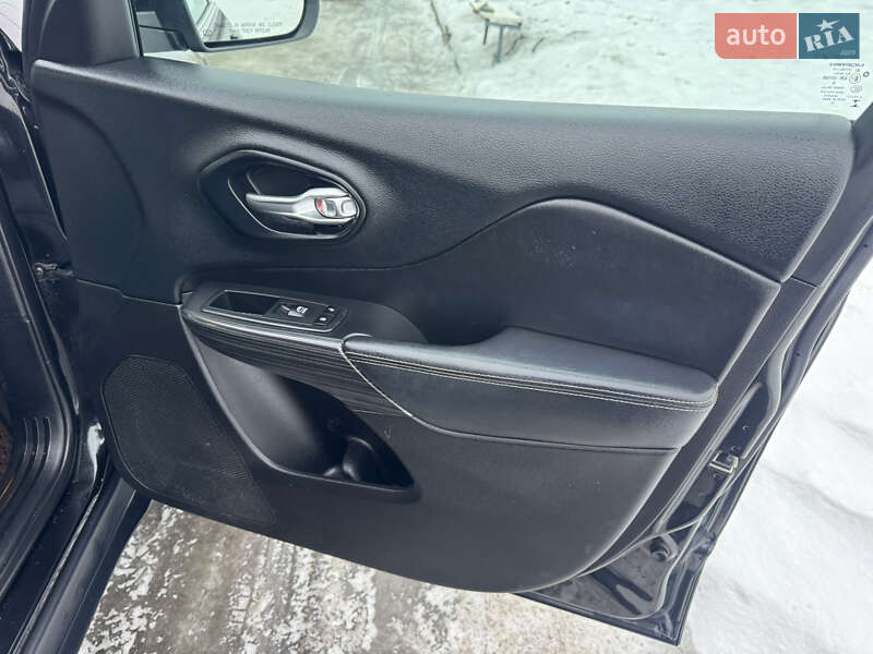 Внедорожник / Кроссовер Jeep Cherokee 2015 в Киеве