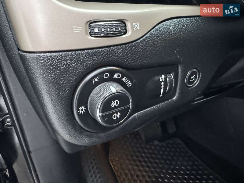 Внедорожник / Кроссовер Jeep Cherokee 2015 в Киеве