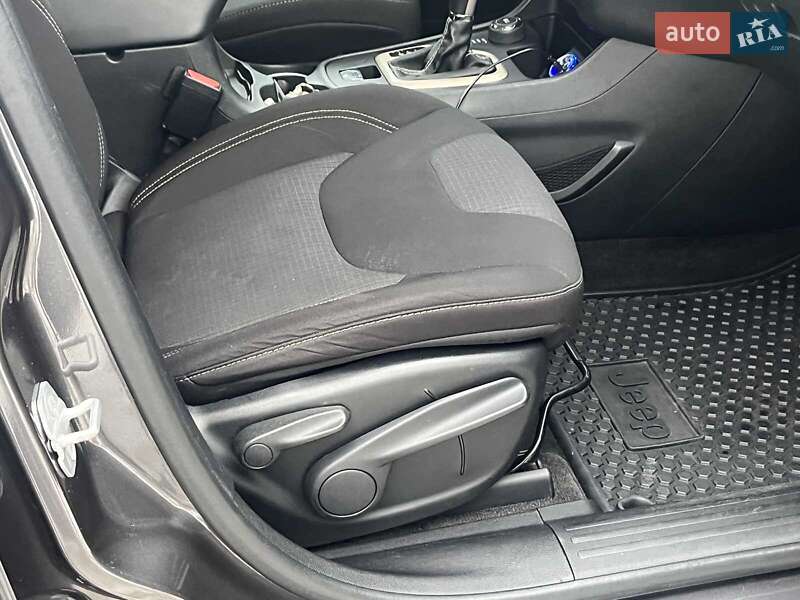 Внедорожник / Кроссовер Jeep Cherokee 2015 в Киеве