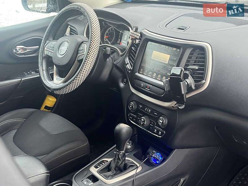 Внедорожник / Кроссовер Jeep Cherokee 2015 в Киеве