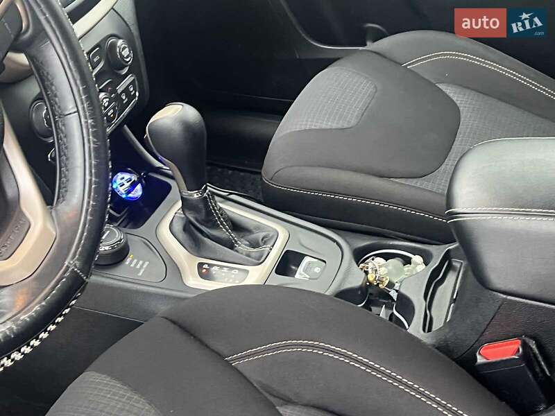 Внедорожник / Кроссовер Jeep Cherokee 2015 в Киеве