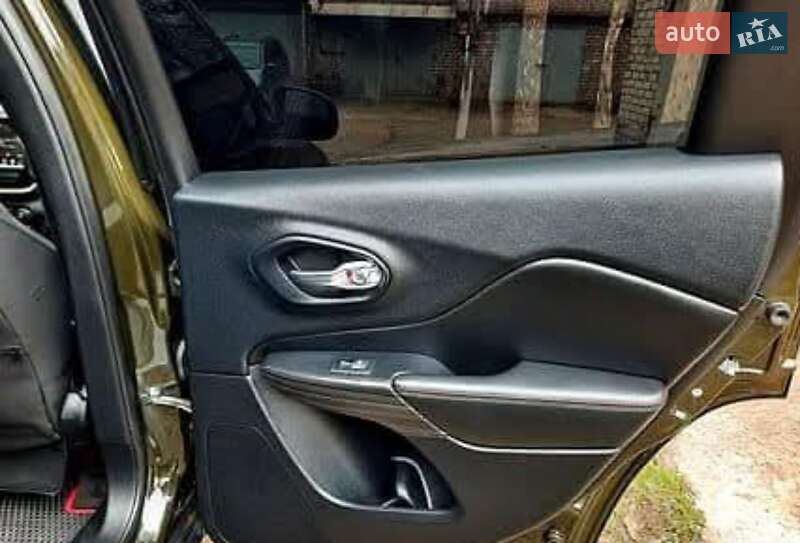 Внедорожник / Кроссовер Jeep Cherokee 2016 в Павлограде