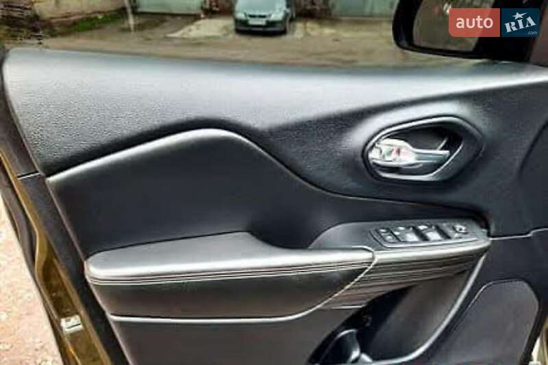 Внедорожник / Кроссовер Jeep Cherokee 2016 в Павлограде