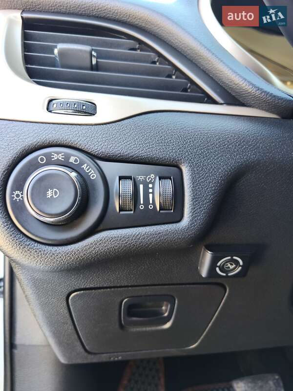 Позашляховик / Кросовер Jeep Cherokee 2015 в Києві фото 12 Позашляховик / Кросовер Jeep Cherokee 2015 в Києві