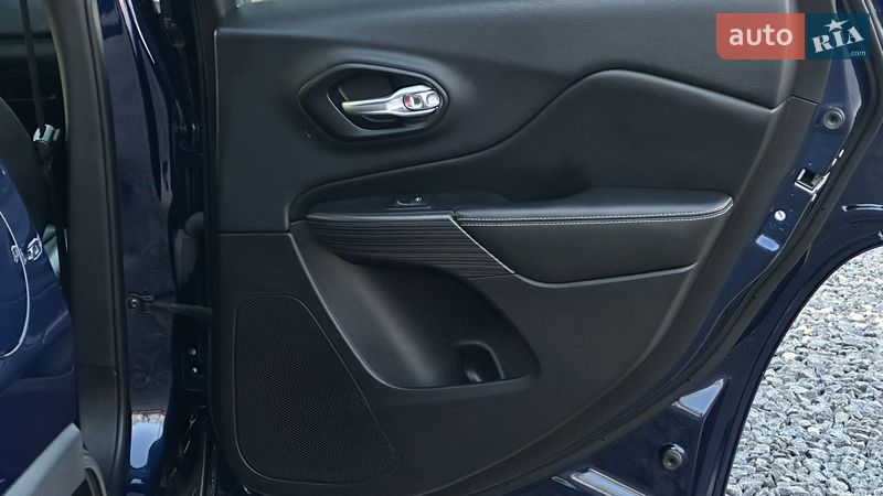 Внедорожник / Кроссовер Jeep Cherokee 2015 в Самборе