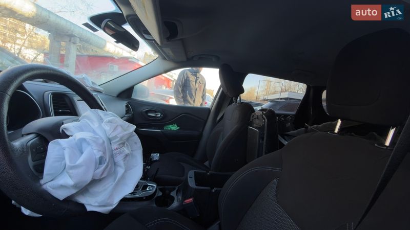 Внедорожник / Кроссовер Jeep Cherokee 2019 в Киеве