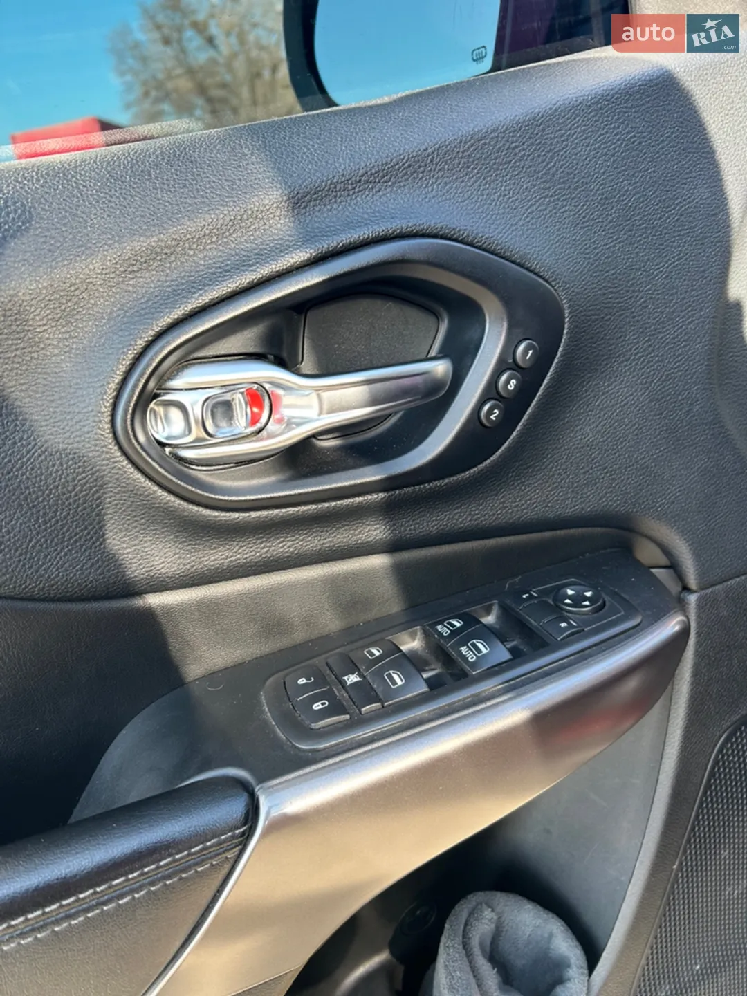 Jeep Cherokee 2018 VIN 1C4PJLDB9KD243424 фото оголошення 29 з 34