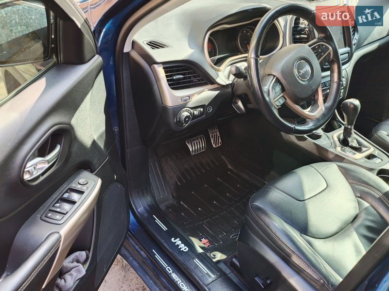 Внедорожник / Кроссовер Jeep Cherokee 2017 в Киеве