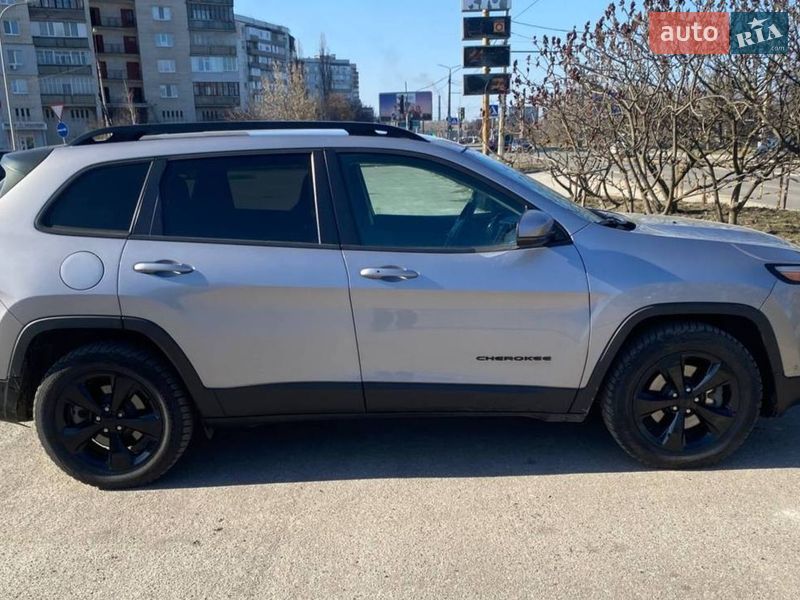 Внедорожник / Кроссовер Jeep Cherokee 2017 в Сумах