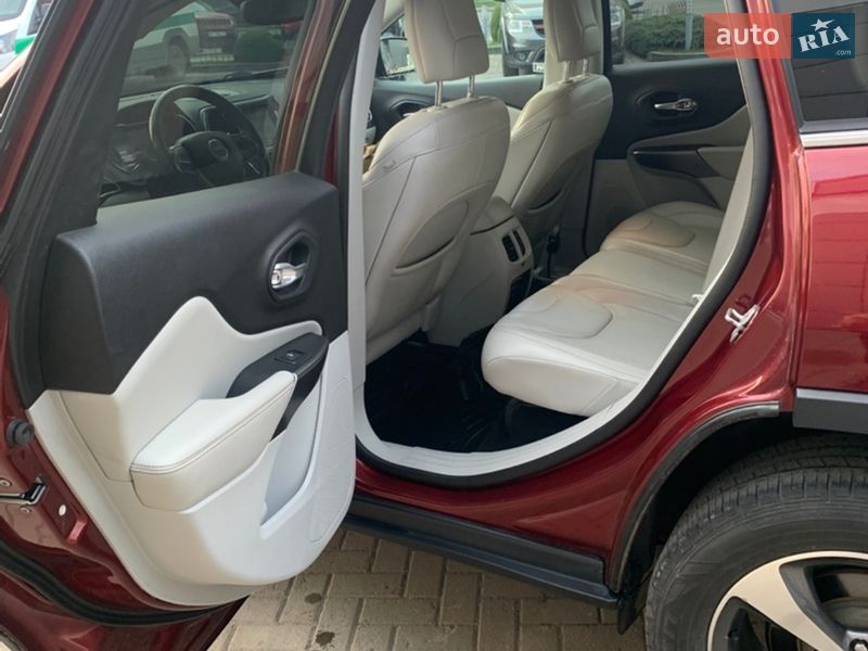 Внедорожник / Кроссовер Jeep Cherokee 2019 в Хмельницком