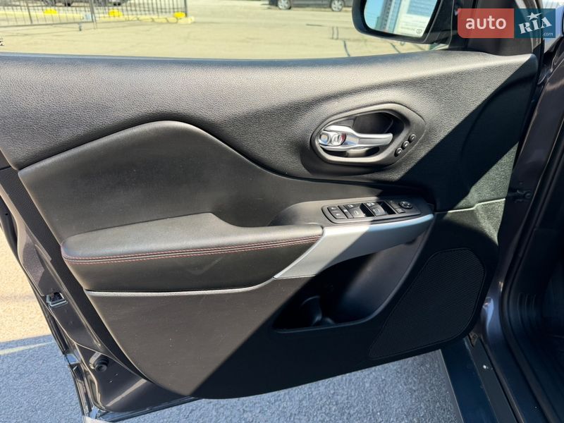 Внедорожник / Кроссовер Jeep Cherokee 2017 в Киеве