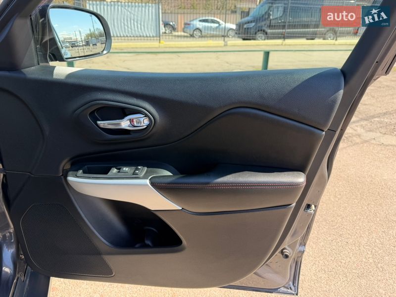 Внедорожник / Кроссовер Jeep Cherokee 2017 в Киеве