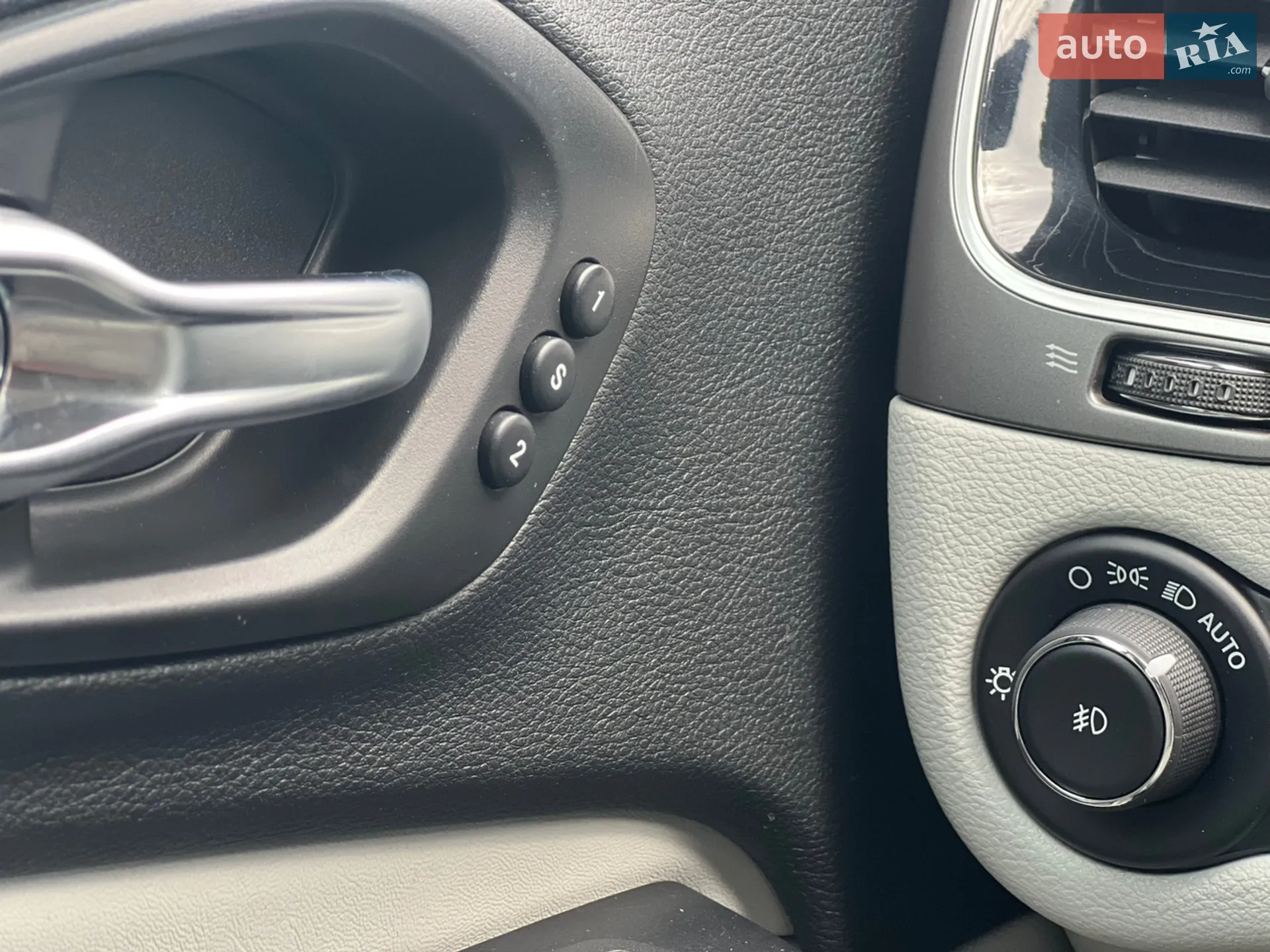 2019 Jeep Cherokee - мініатюра 41