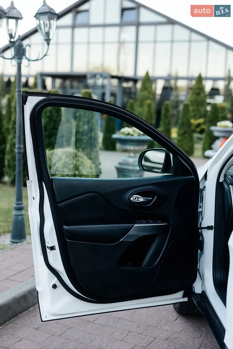 2019 Jeep Cherokee - мініатюра 28