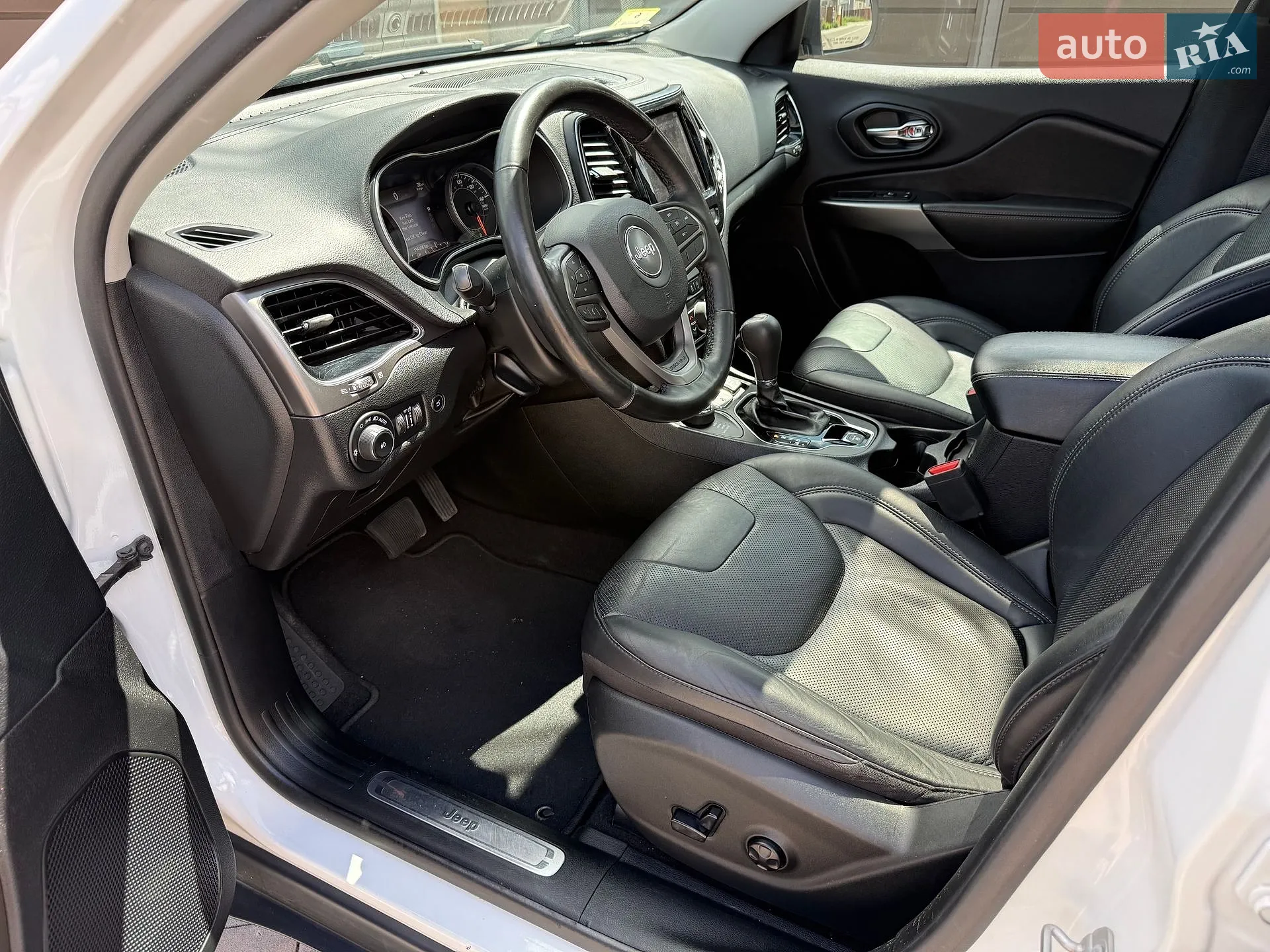 2020 Jeep Cherokee - мініатюра 27