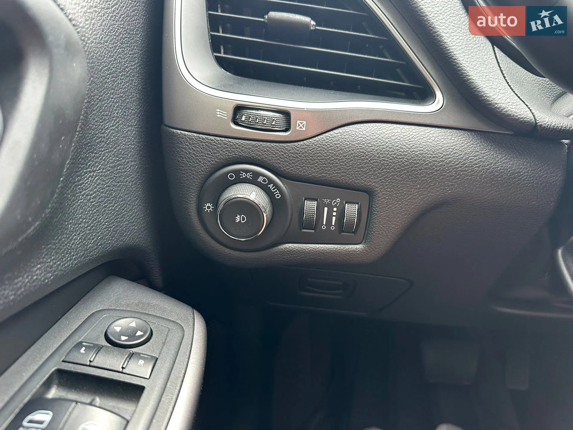 2019 Jeep Cherokee - мініатюра 44