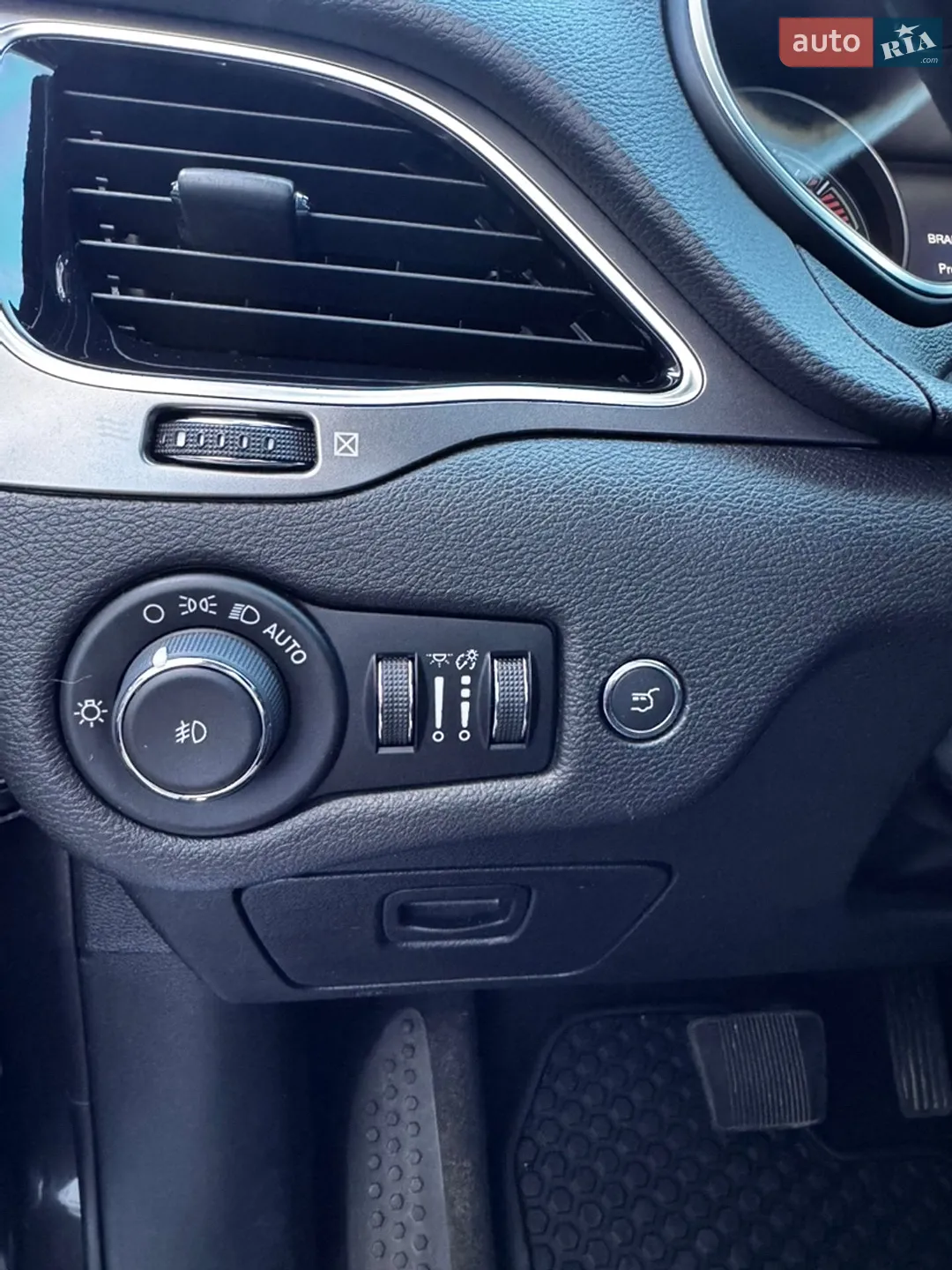 2020 Jeep Cherokee - мініатюра 26