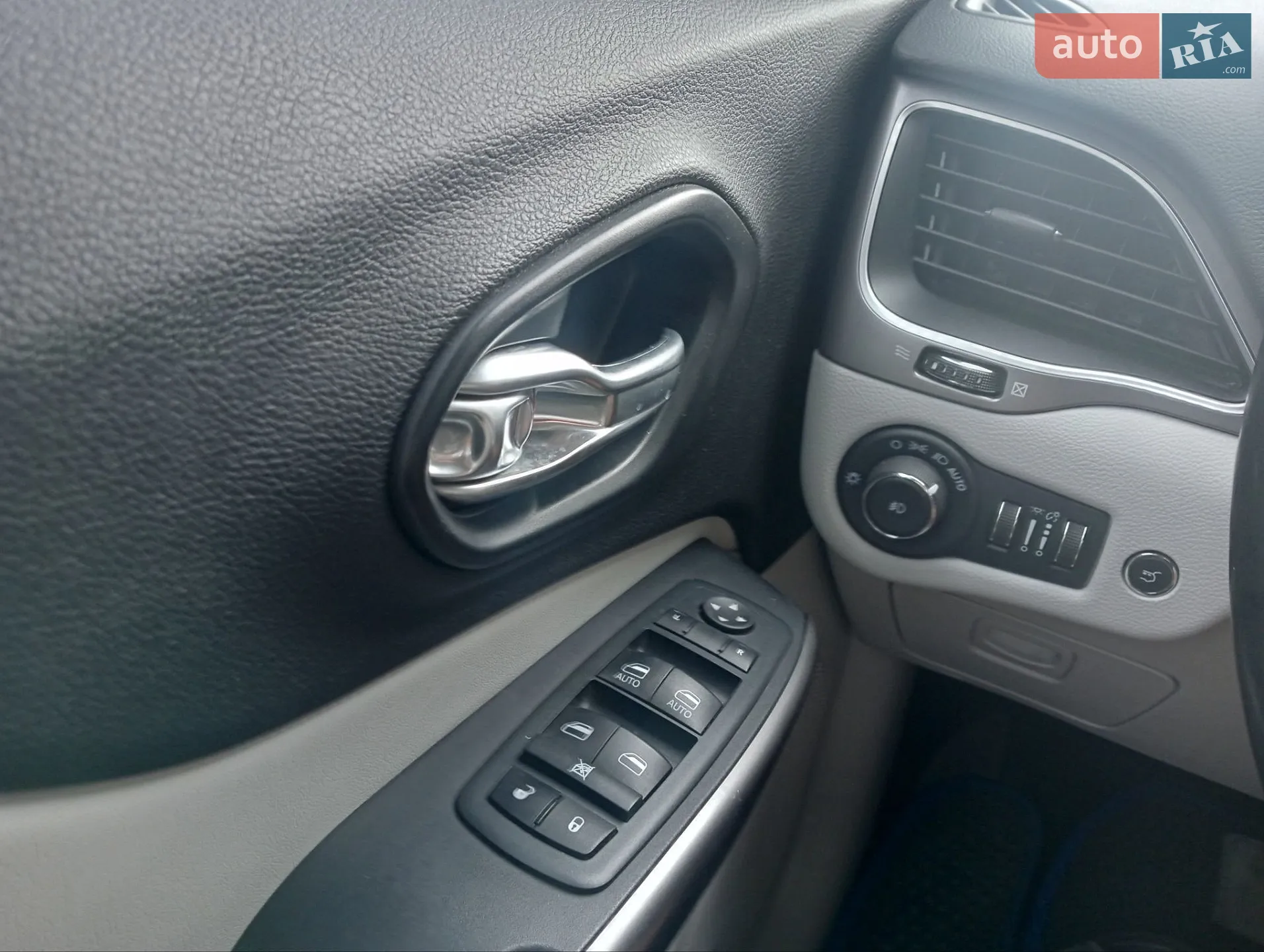 2020 Jeep Cherokee - мініатюра 17