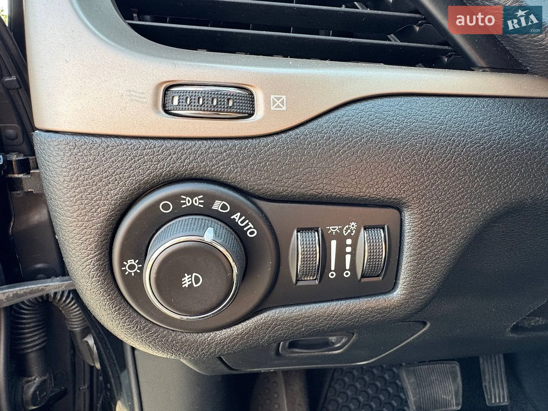 2015 Jeep Cherokee - мініатюра 36