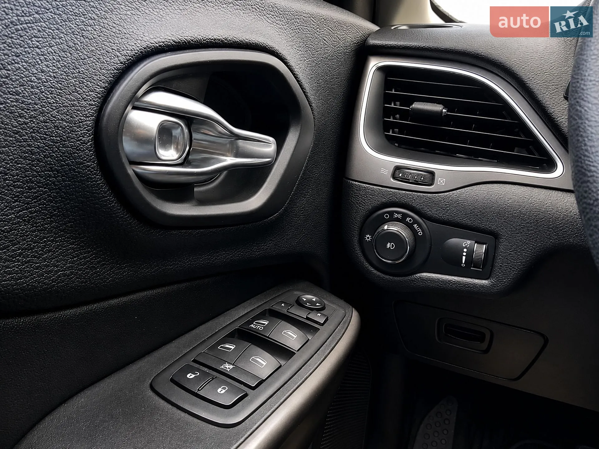 2018 Jeep Cherokee - мініатюра 27