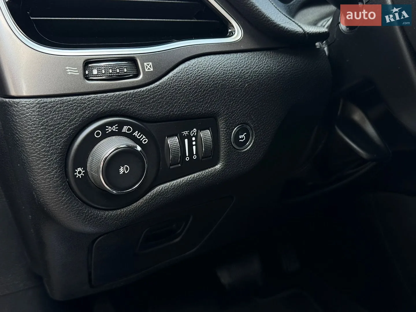 2019 Jeep Cherokee - мініатюра 19
