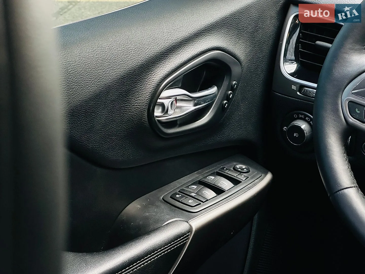 2019 Jeep Cherokee - мініатюра 30