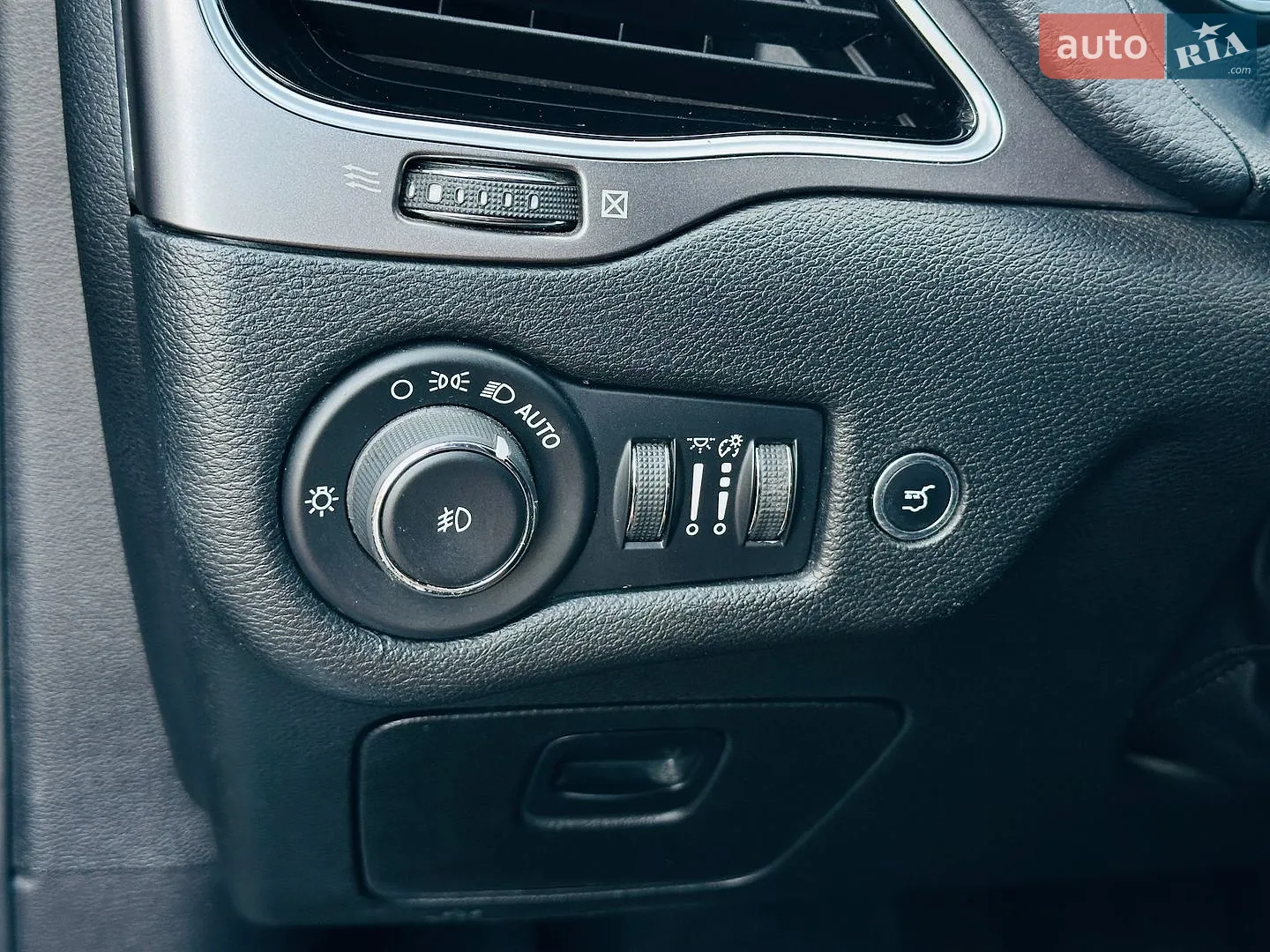 2019 Jeep Cherokee - мініатюра 36