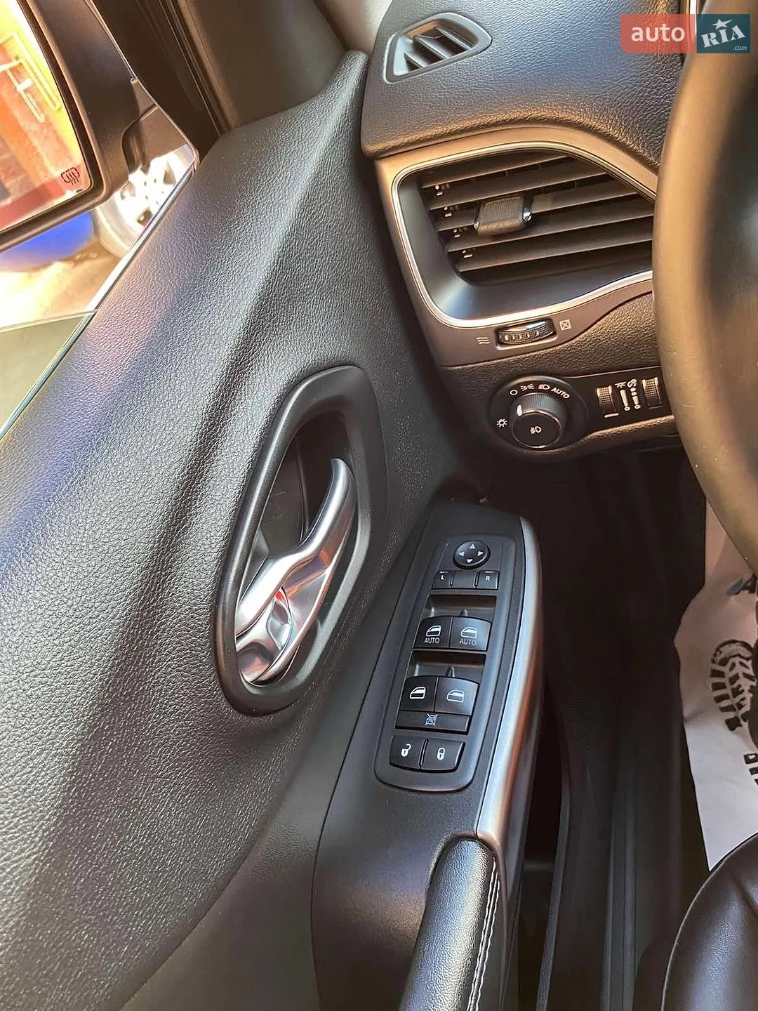 2019 Jeep Cherokee - мініатюра 30