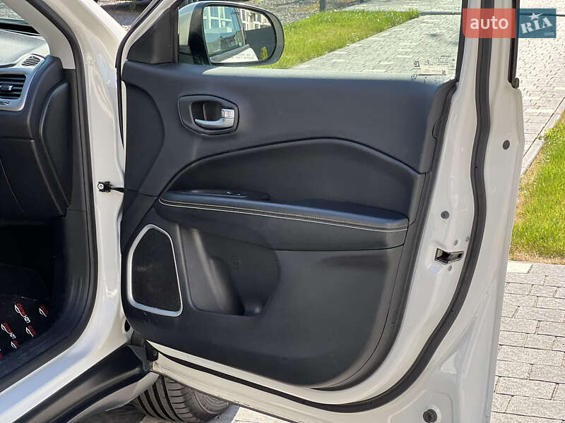 Внедорожник / Кроссовер Jeep Compass 2017 в Ужгороде