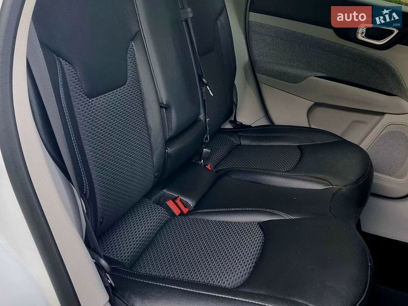 Позашляховик / Кросовер Jeep Compass 2023 в Вишневому фото 21 Позашляховик / Кросовер Jeep Compass 2023 в Вишневому