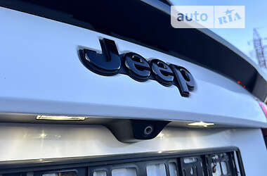Позашляховик / Кросовер Jeep Grand Cherokee 2015 в 
